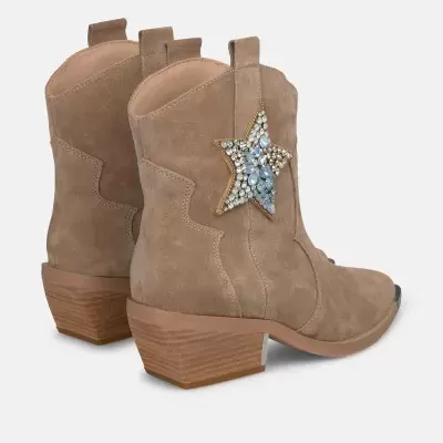 Botas taupe de camurça com estrela decorativa e salto médio em madeira.
