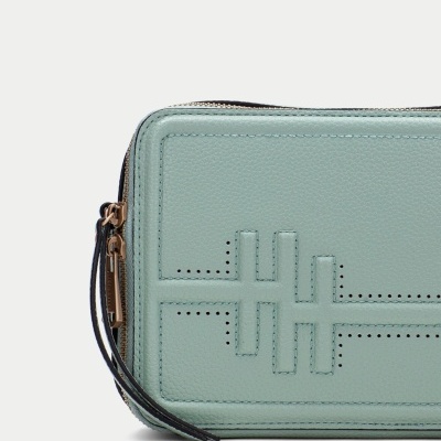 Carteira verde água em pele com padrão perfurado e fecho com zip