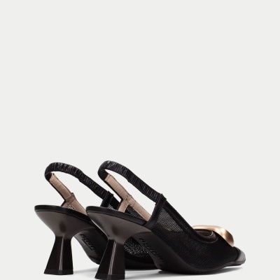 Sandálias pretas de salto médio com tira elástica e detalhe dourado