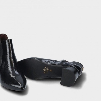 Botas pretas de verniz com salto quadrado e sola preta