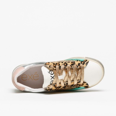 Sapatilha branca com padrão de leopardo e laços dourados vista de cima