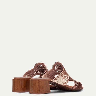 Sandálias castanhas com salto baixo em madeira e detalhes em macramé floral