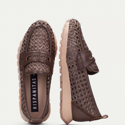 Mocassins castanhos de malha trançada com detalhes em couro e sola clara.