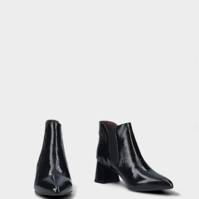 Botins pretos de pele verniz com salto médio