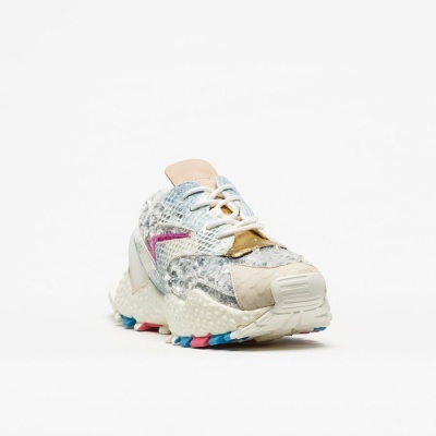 Ténis desportivo com padrão de pele de cobra cinza e bege e sola colorida