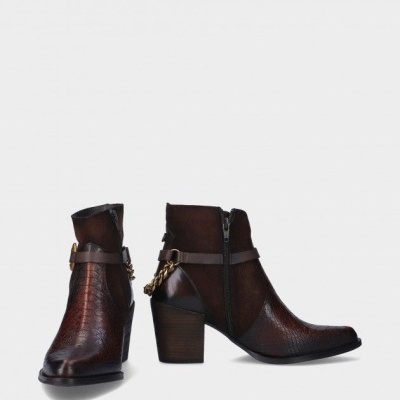 Botins castanhos de salto com textura e detalhes dourados