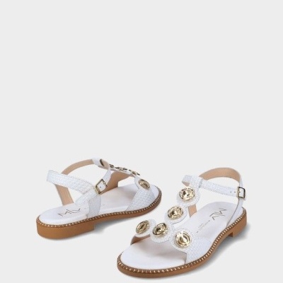 Sandálias brancas femininas com detalhes dourados e sola castanha