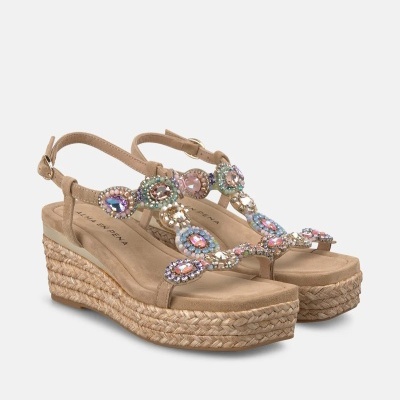 Sandálias de cunha bege com pedras coloridas decorativas