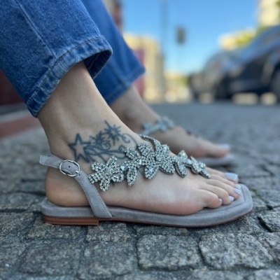 https://www.anajosapataria.com/product/sandalia-alma-en-pena-251911-taupe