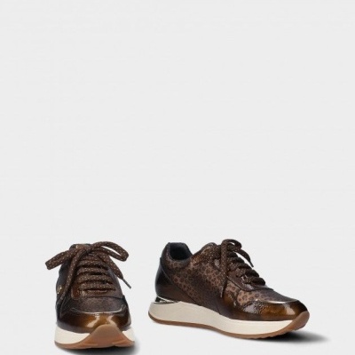 Ténis desportivos castanhos com padrão animal print e sola branca