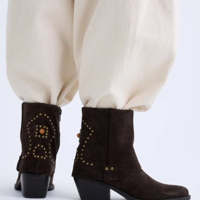 Botins de camurça castanho escuro com salto bloco e tachas douradas