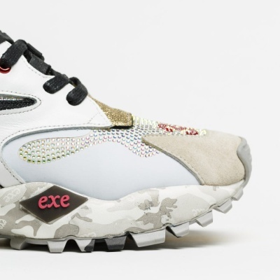 Ténis branco com detalhes em suede, glitter e strass, sola camuflada com logo