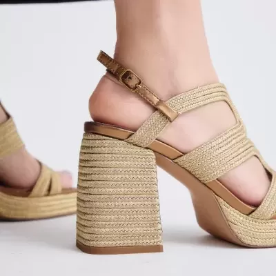 Sandalha de salto alto grosso bege com tiras trançadas e fivela dourada