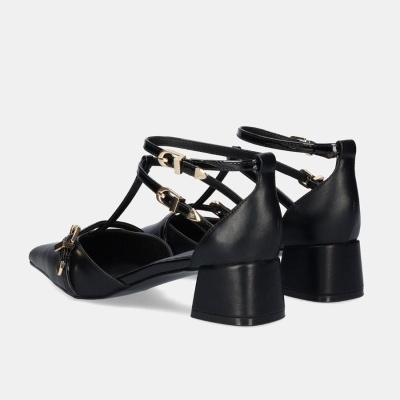 Sapatos pretos de salto médio com tiras e fivelas douradas