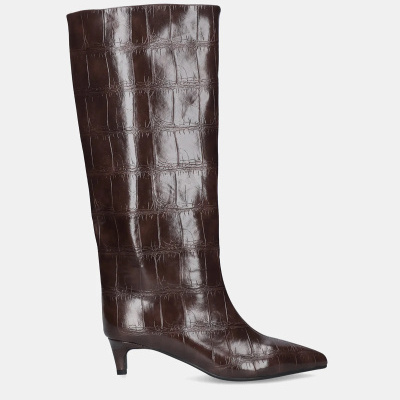 Bota feminina castanha cano alto com padrão de pele de crocodilo.