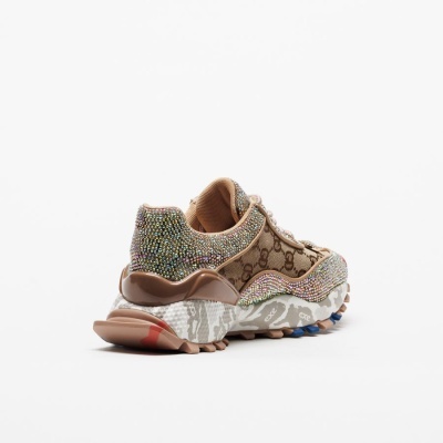 Ténis bege e castanho com strass e sola espessa camuflada em branco e cinza