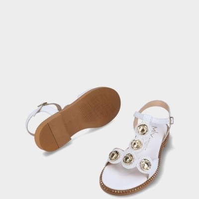 Sandálias brancas com botões dourados e sola castanha