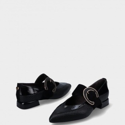 Sapatos femininos pretos de salto baixo com bico fino e fivela dourada
