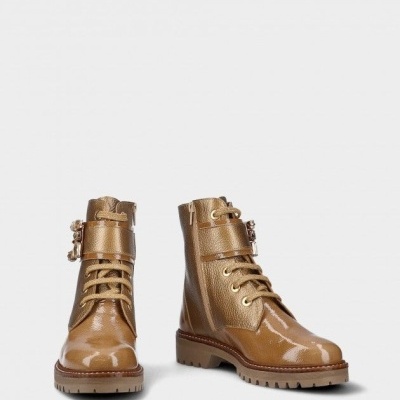 Botas castanho claro com atacadores e tira com fivela e pérolas em fundo branco