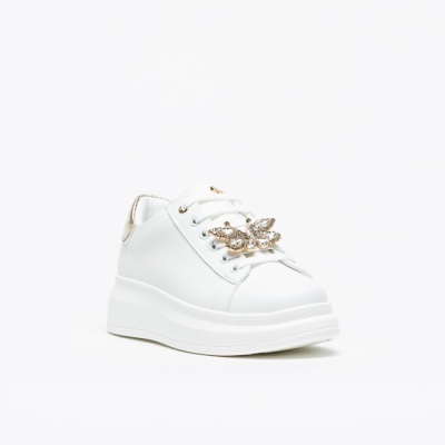 Ténis plataforma branco com aplicação dourada e detalhes em bege