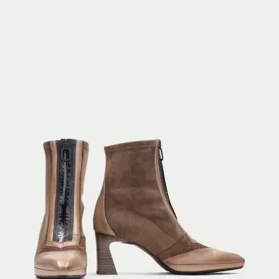 botins castanhos com detalhes em pele bege e fecho frontal