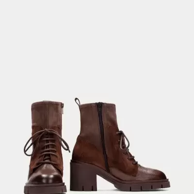 Botas castanhas em pele com atacadores, fecho lateral e salto largo