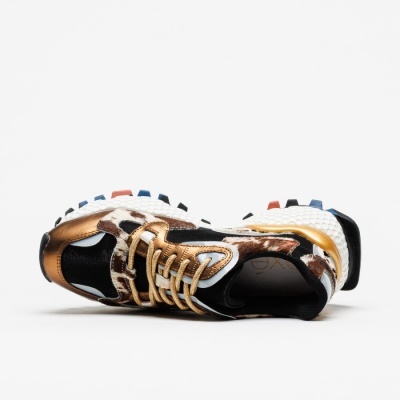 tênis desportivo com padrão animal print e detalhes dourados