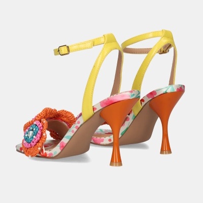 Sandálias coloridas com salto alto e flor em crochet