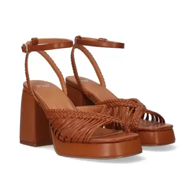 Sandálias castanhas de salto alto com tiras trançadas e plataforma.