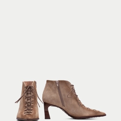 Botins de senhora em camurça castanha clara com atacadores e salto em bloco.
