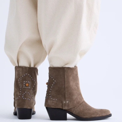 Botas castanhas de camurça com tachas metálicas e salto médio grosso preto