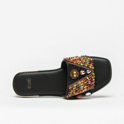 Chinelo preto com pala decorada por contas coloridas e pedras