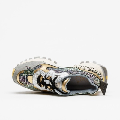 Ténis colorido com padrão animal print visto de cima sobre fundo branco