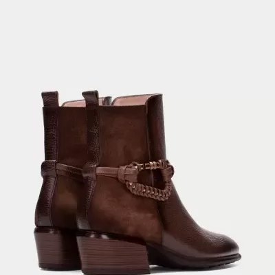 Botas castanhas em pele e camurça com salto quadrado e fivela trançada