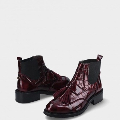 Botins de verniz bordeaux com padrão crocodilo e borlas