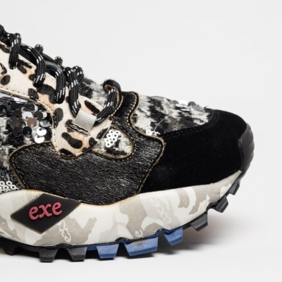 Tênis com padrão animal print e lantejoulas e sola camuflada