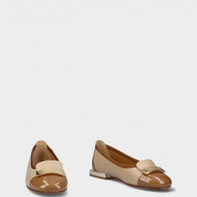 Sapatos mocassim femininos bicolores com detalhe metálico