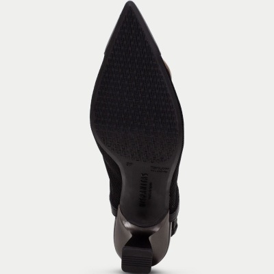 Sapata preta de salto alto vista pela sola com bico fino e salto metálico prateado