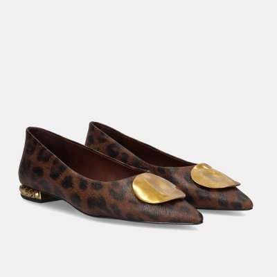 Sapatos femininos de bico fino com padrão pele de leopardo e detalhe dourado