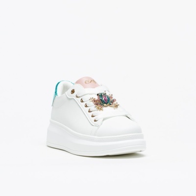 ténis branco com sola grossa e detalhes coloridos