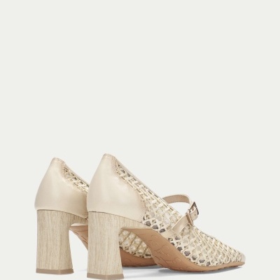 Sapatos de salto alto com padrão de malha trançada e salto grosso em madeira clara