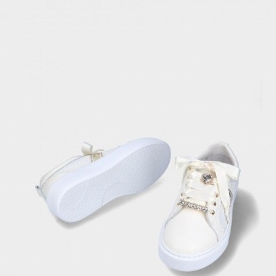 Sapatilhas brancas femininas com atacadores de cetim e pedras decorativas