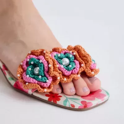 Sandália feminina com flores de tecido e pérolas