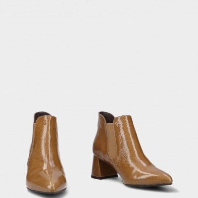 Botins de salto médio castanhos em verniz com elásticos pretos