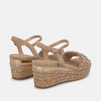 Sandálias de cunha bege com detalhes em pedras e salto em corda trançada