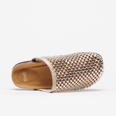 Chinelo feminino tipo mule com malha dourada e incrustações brilhantes