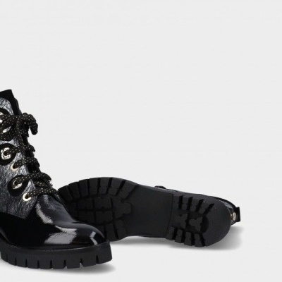 Botas pretas brilhantes com sola grossa e atacadores pretos