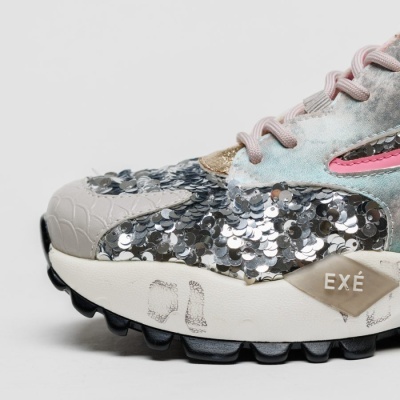 Tênis feminino com lantejoulas prateadas e detalhes em azul claro, bege e rosa.