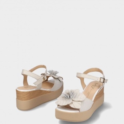 https://www.anajosapataria.com/product/sandalias-mlv-daisy-10-white