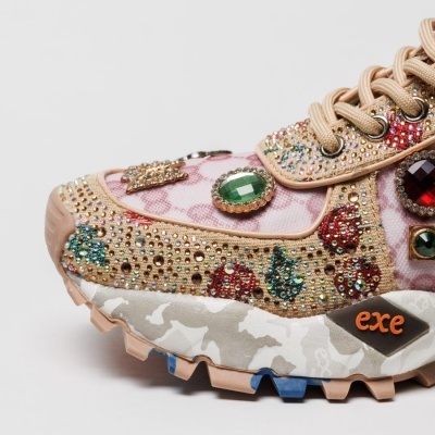 Tênis decorado com pedras brilhantes coloridas e sola camuflada com marca exe